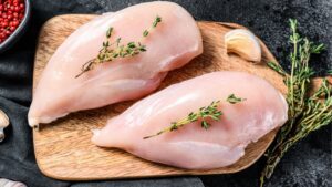 100g ức gà bao nhiêu protein khi sống và chín
