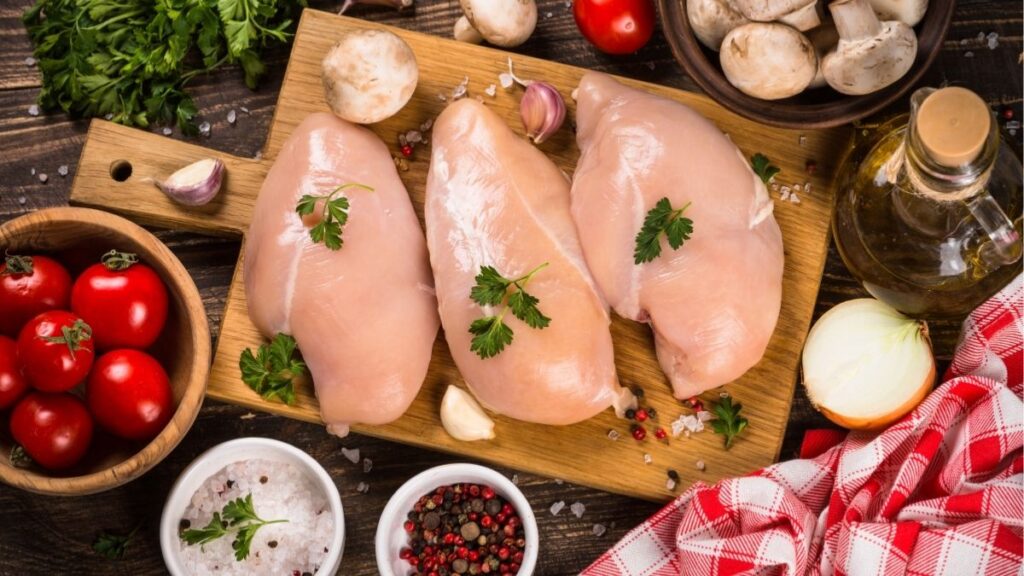 100g ức gà bao nhiêu protein? Cách tính khi sống và chín 3 100g ức gà sống không da không xương bao nhiêu protein