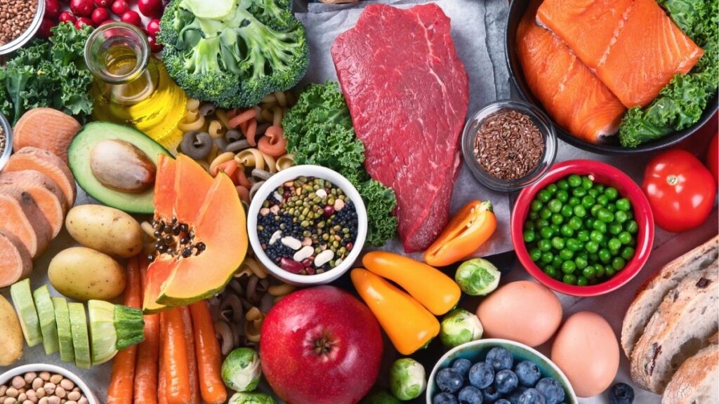 Một bữa ăn đầy đủ chất dinh dưỡng gồm những nhóm thực phẩm nào