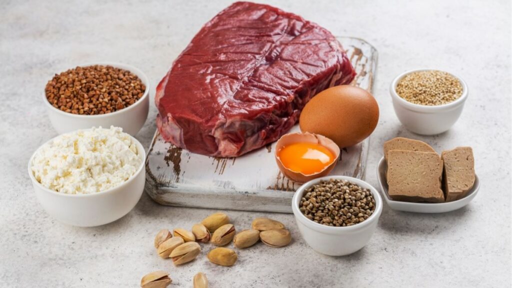Cân nặng, tuổi và mức vận động ảnh hưởng đến nhu cầu protein