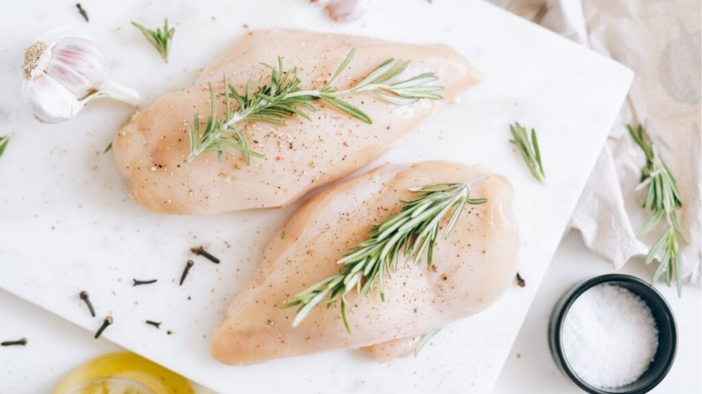 100g ức gà bao nhiêu protein? Cách tính khi sống và chín 10 Ức gà không da không xương dùng làm mốc tính protein