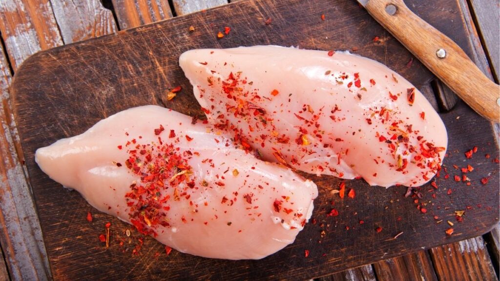 100g ức gà bao nhiêu protein? Cách tính khi sống và chín 9 Cách xác định phần ăn được của ức gà để tính protein