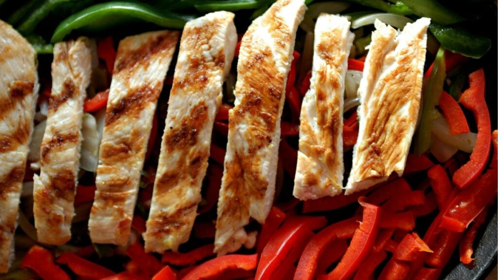 100g ức gà bao nhiêu protein? Cách tính khi sống và chín 17 Nguyên nhân số liệu protein trong ức gà khác nhau